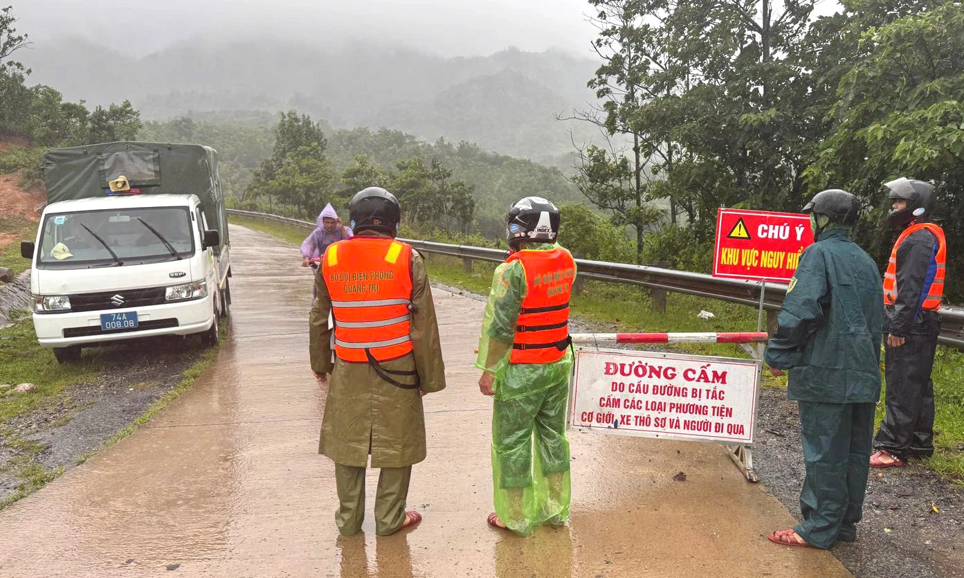 Chính quyền địa phương và các lực lượng chức năng tích cực triển khai rào chắn, cảnh báo tại các khu vực ngập lụt nhằm đảm bảo an toàn tuyệt đối cho người dân.