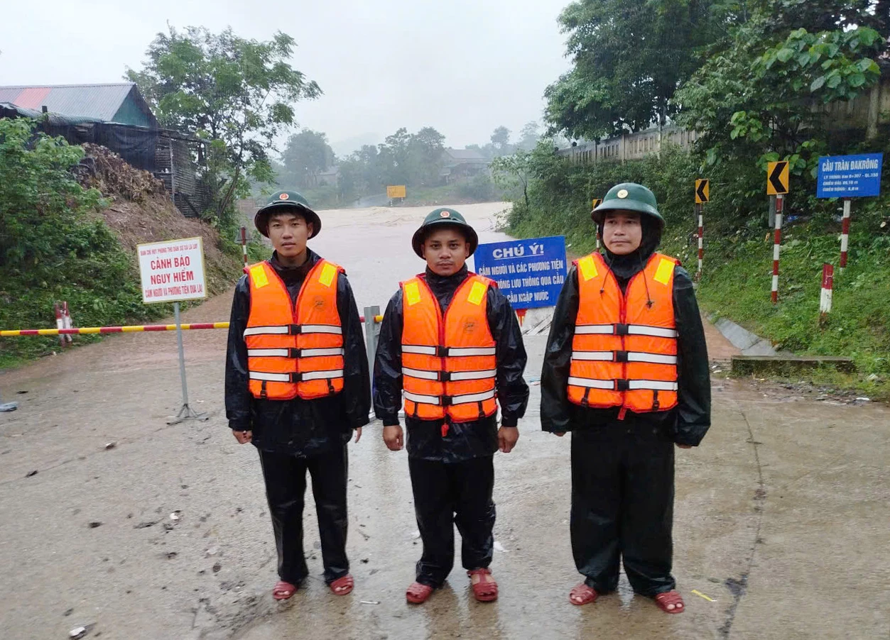 Lực lượng Biên phòng Quảng Trị đã triển khai chốt chặn và túc trực đảm bảo an toàn tại điểm tràn trên Quốc lộ 15D trước diễn biến lũ lụt - Ảnh: CTV