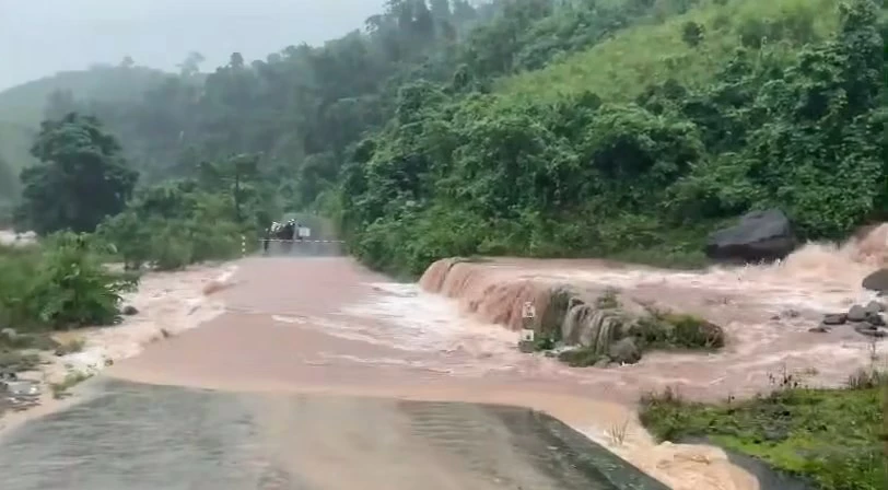 Hình ảnh một vị trí ngầm tràn bị ngập sâu, gây chia cắt giao thông tại thôn A Vao, xã Tà Rụt - Ảnh: CTV