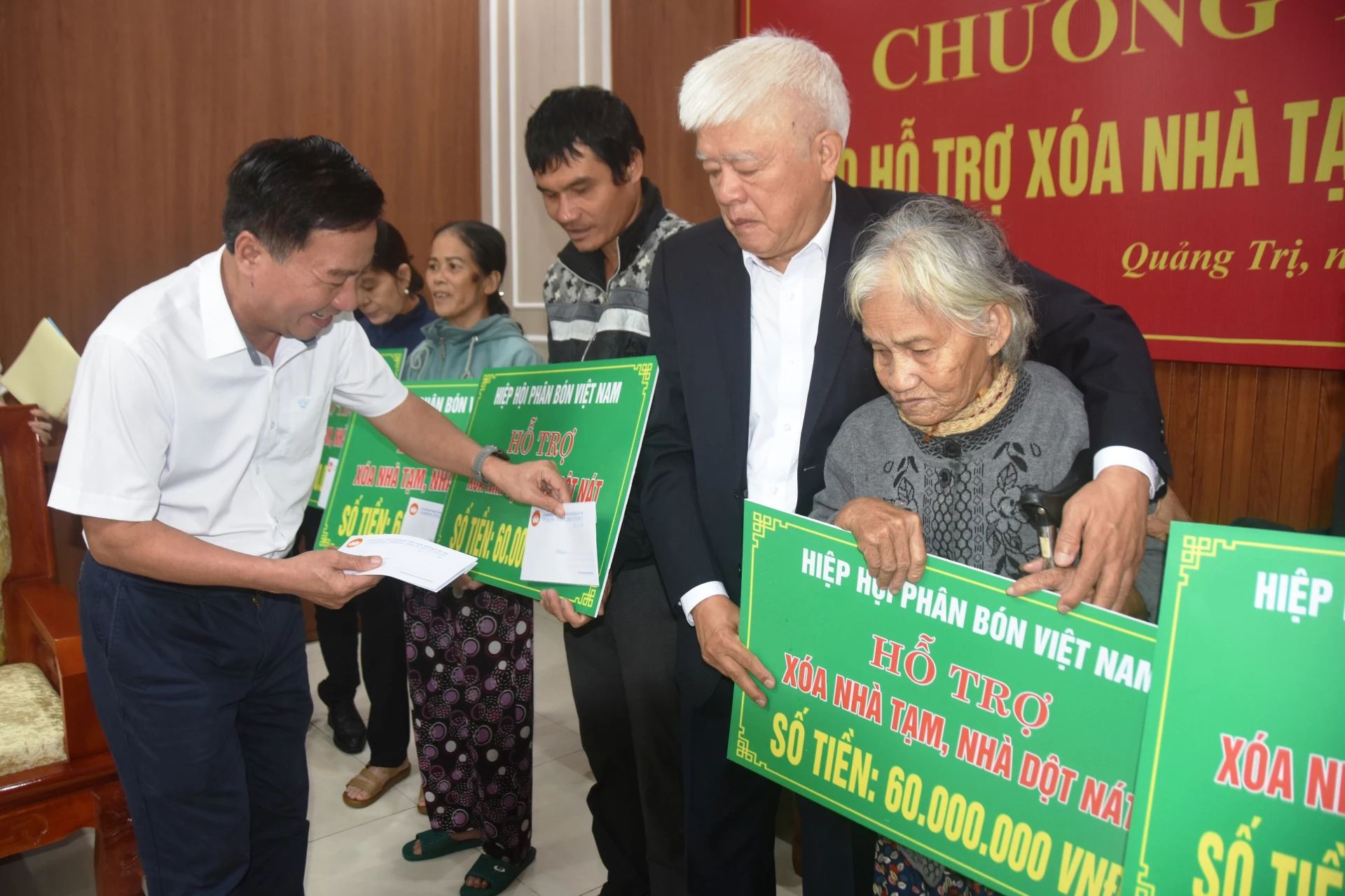 Đồng chí Đào Mạnh Hùng, Phó Chủ tịch Thường trực Ủy ban MTTQ Việt Nam tỉnh trao quà cho các hộ gia đình - Ảnh: ĐV