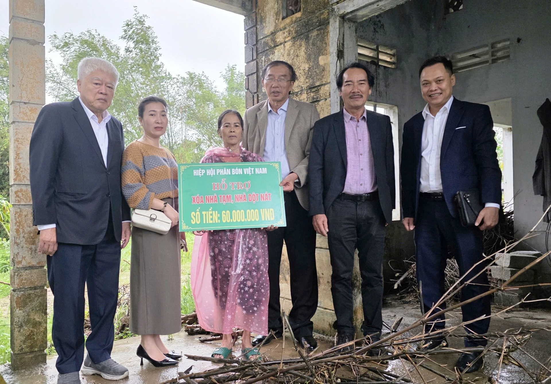 Đoàn công tác Hiệp hội Phân bón Việt Nam đến thăm gia đình bà Lê Thị Thủy ở thôn Bích La Đông, xã Triệu Phong - Ảnh: ĐV