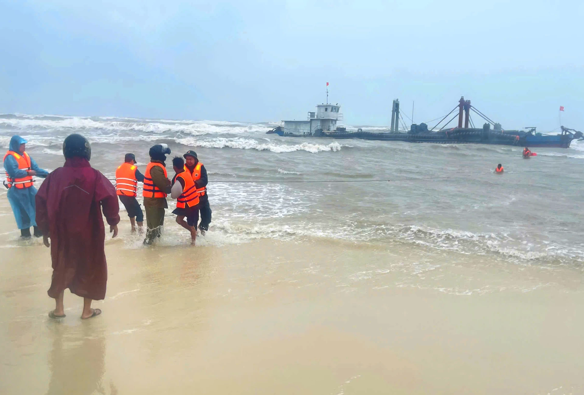 1.	Cán bộ chiến sĩ Đồn BP Nhật Lệ phối hợp đưa các thuyền viên tàu hàng NĐ 3464 vào bờ.