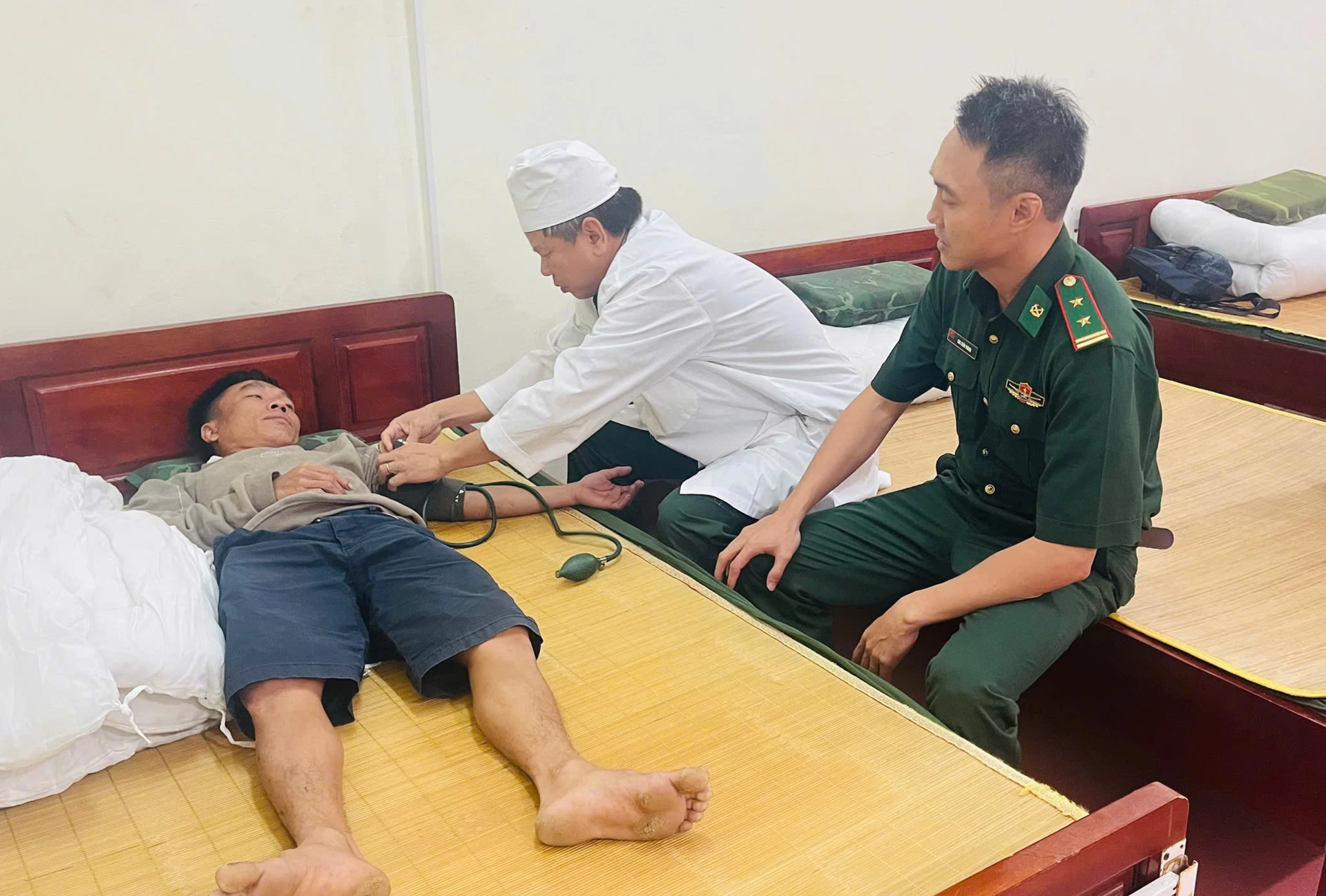 3.	Quân y Đồn BP Nhật Lệ chăm sóc y tế các thuyền viên.