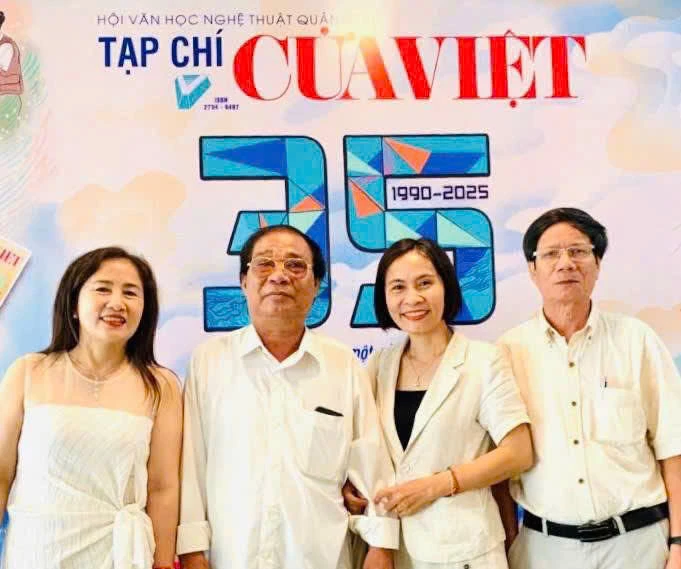 Tác giả Trần Tuyết Thanh cùng các văn nghệ sĩ Quảng Trị-Ảnh: Nh.V