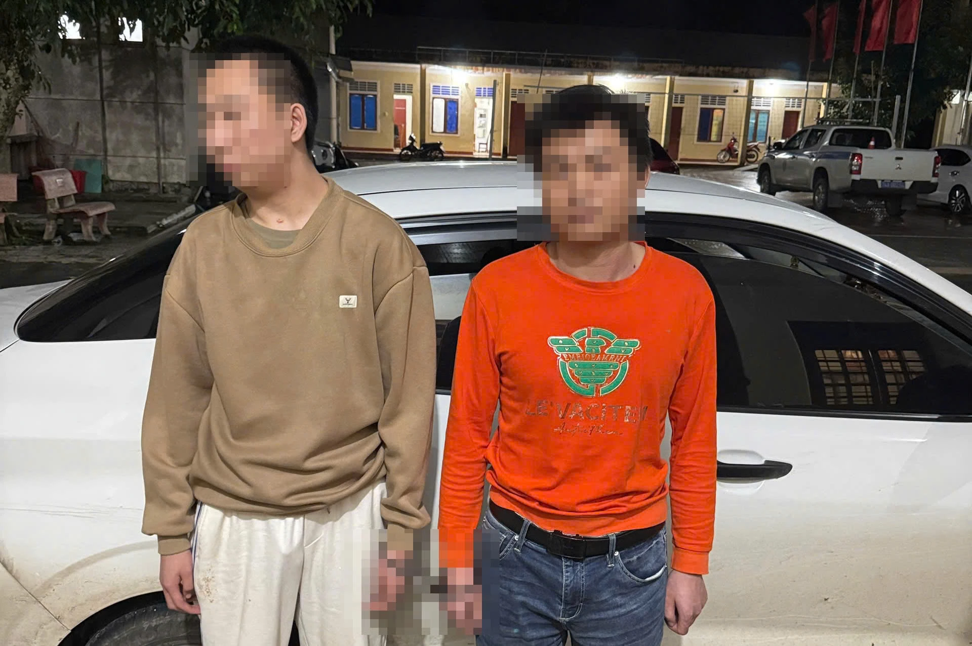 2 đối tượng người nước ngoài di chuyển trên Quốc lọ 9 không có giấy tờ - Ảnh: LT