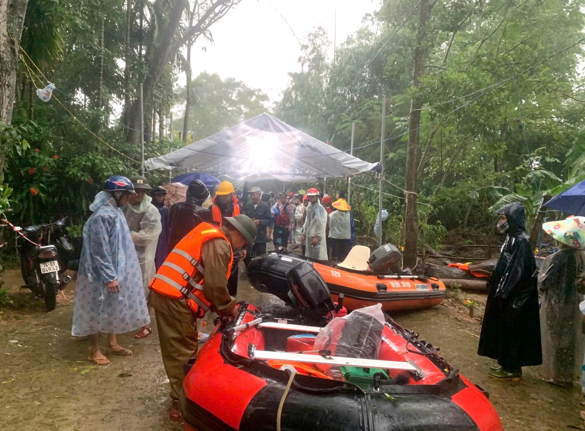 Thi thể người bị nạn được bàn giao cho gia đình để thực hiện công tác hậu sự - Ảnh: CTV