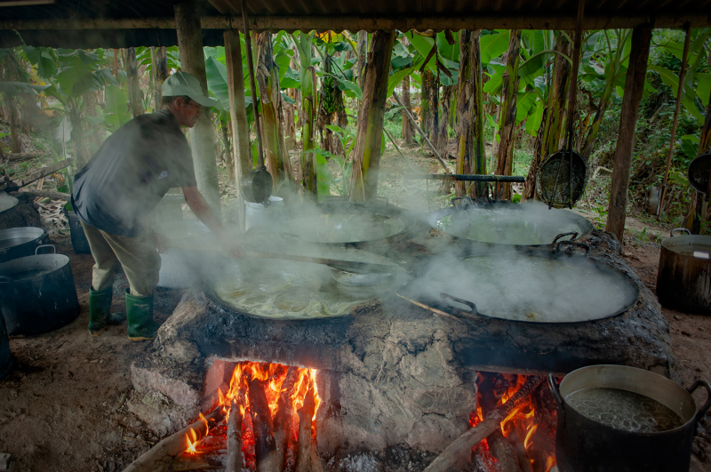 Lò nấu mật của làng Khiên.
