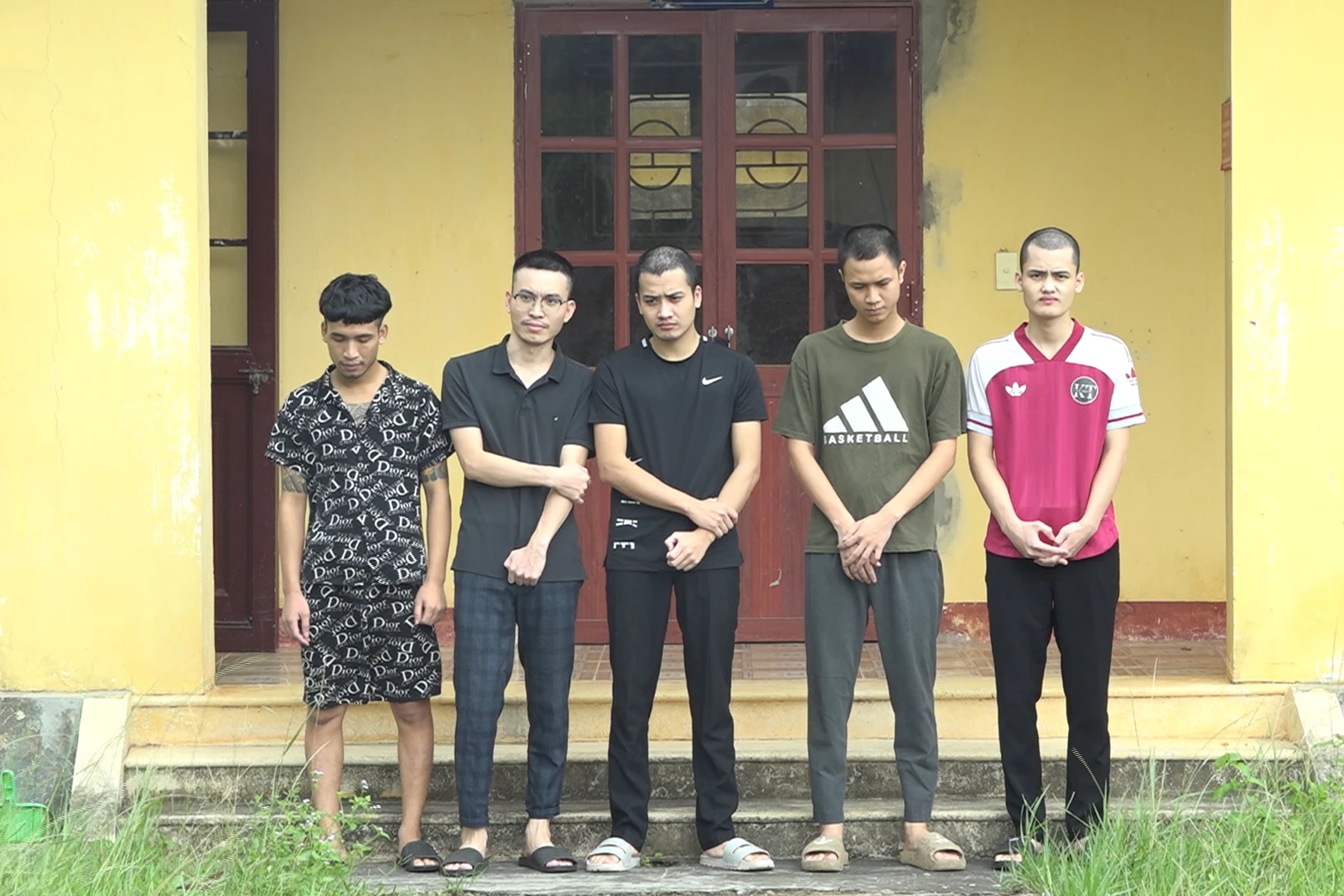 Các đối tượng trong đường dây sản xuất giấy tờ giả bị khởi tố, bắt giữ - Ảnh: Q.V