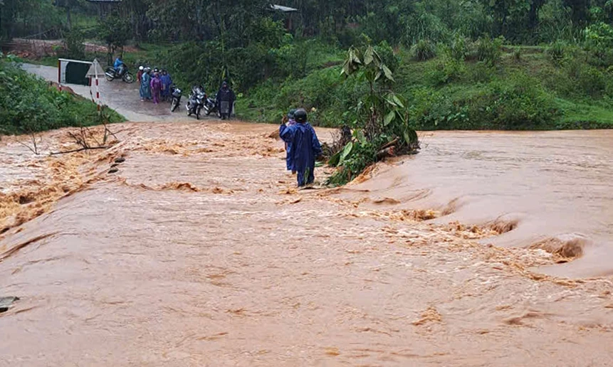 Nhiều tuyến đường giao thông bị ngập lụt, chia cắt do mưa lớn.