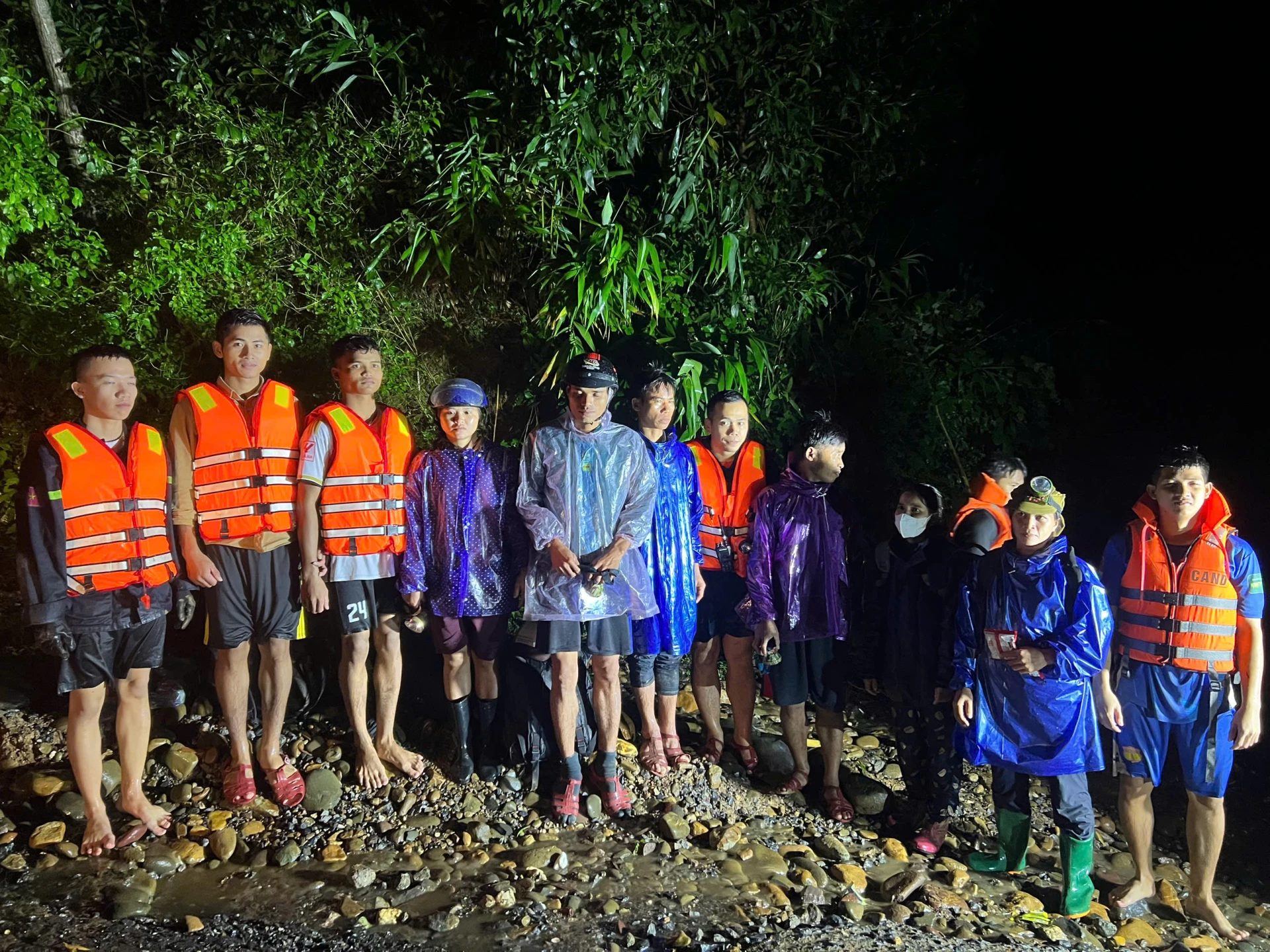 Cả 6 người gặp nạn hiện đã được lực lượng chức năng đưa về nhà an toàn - Ảnh: CAQT