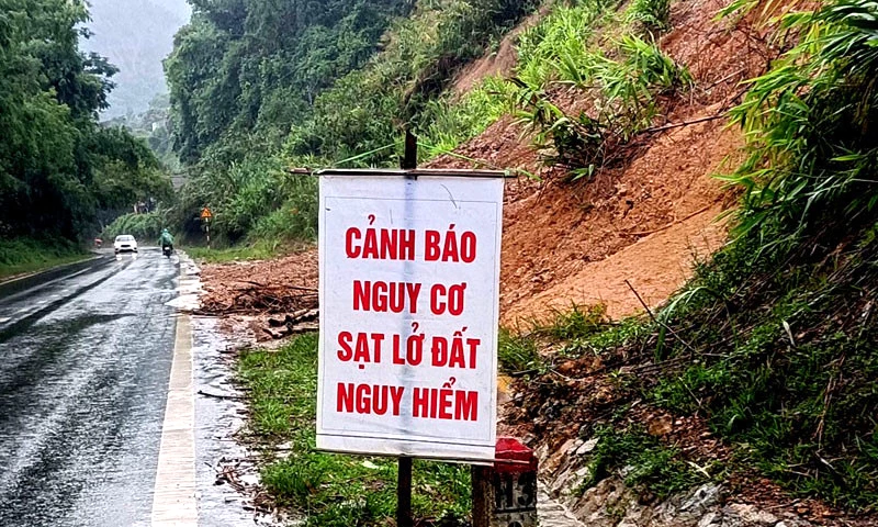 Nhiều tuyến đường giao thông có nguy cơ sạt lở cao, nguy hiểm do mưa lớn kéo dài.