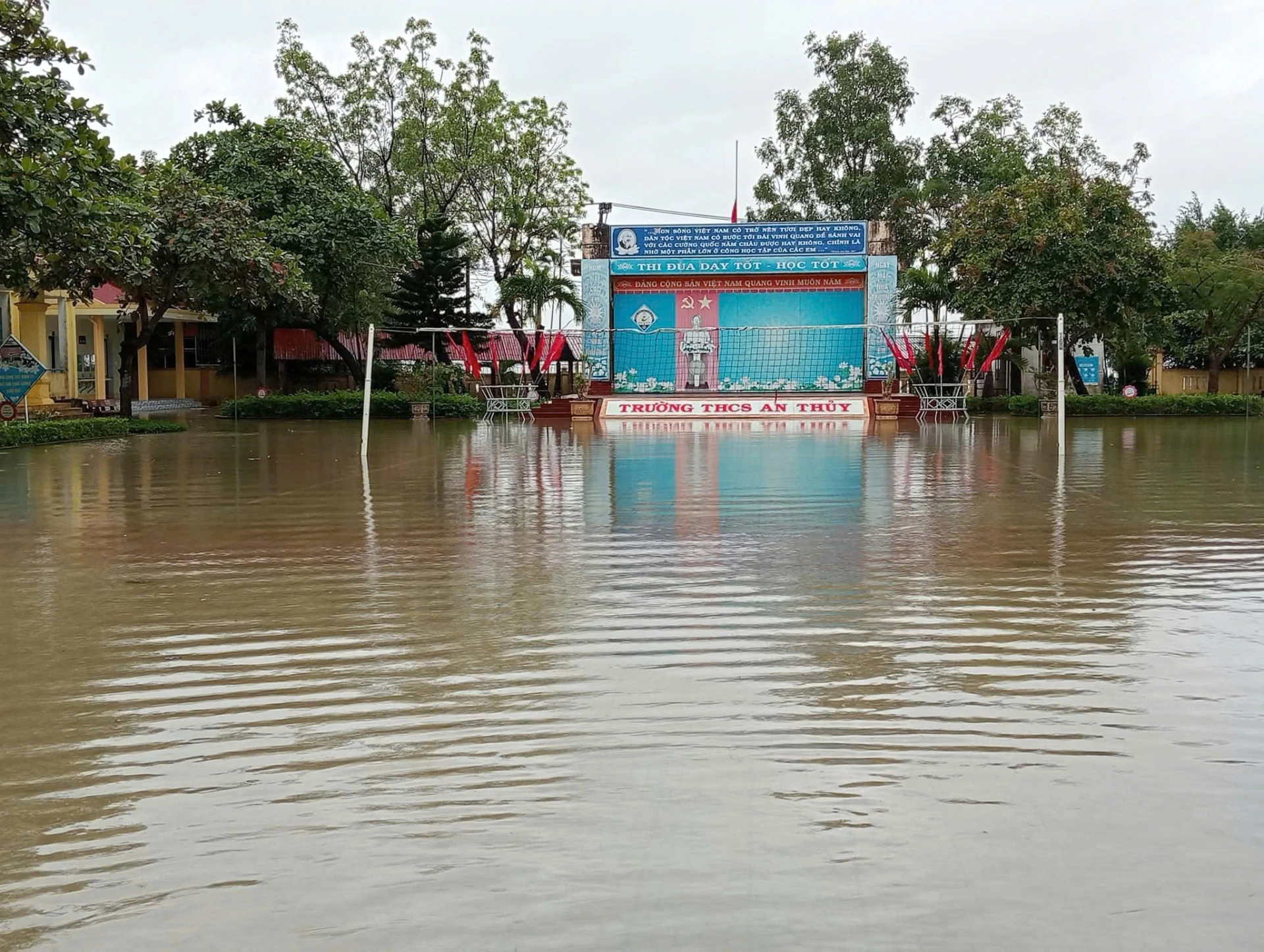 Toàn bộ học sinh trên địa bàn xã đã được cho nghỉ học do ngập lụt - Ảnh: N.H