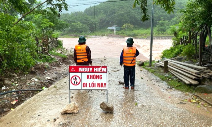 Cơ quan chức năng và chính quyền địa phương thiết lập rào chắn, biển báo cấm tại các điểm ngập lụt nghiêm trọng nhằm bảo đảm an toàn cho cộng đồng.