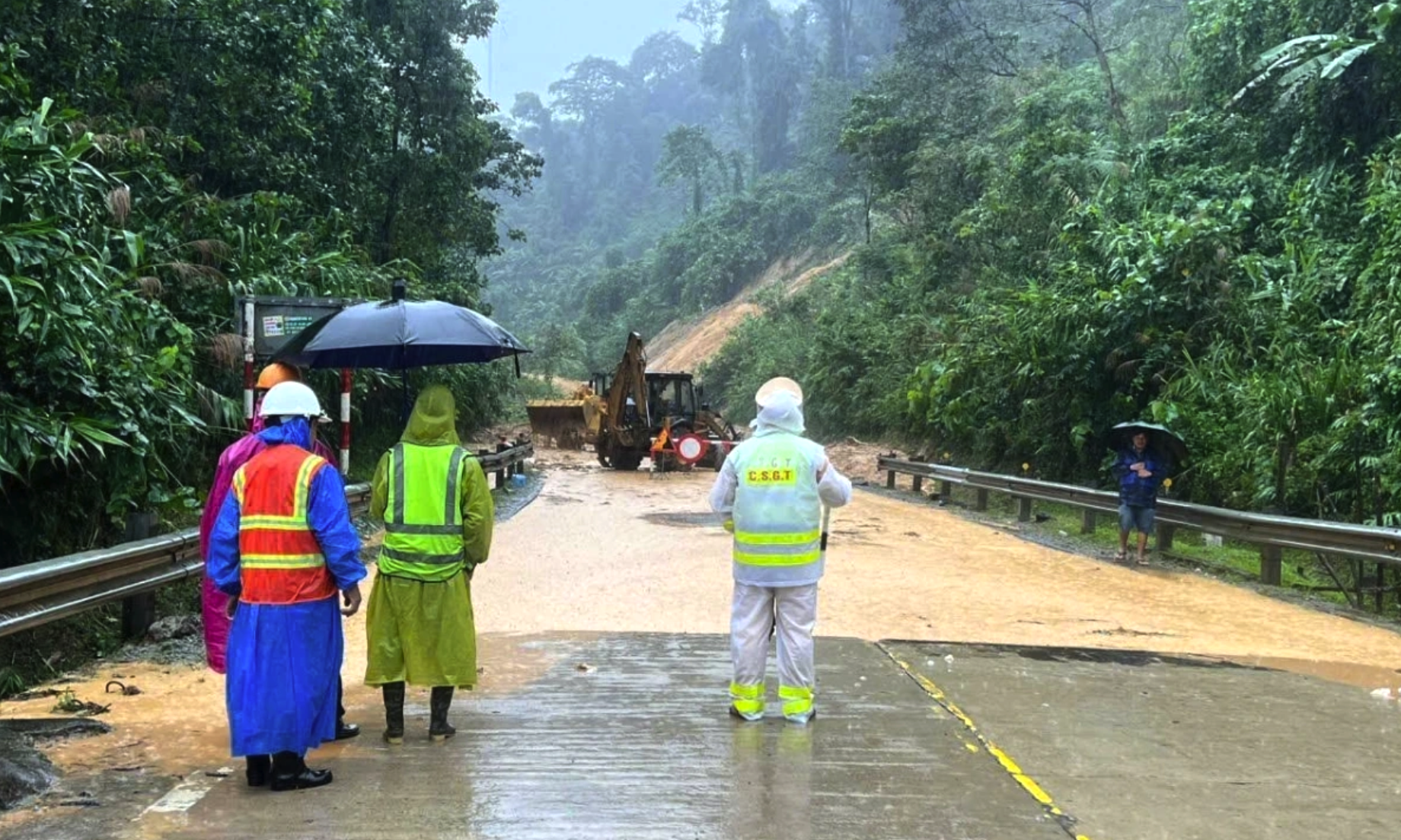 Những trận mưa lũ liên tiếp gần đây đã gây ra tình trạng sạt lở nghiêm trọng, khiến nhiều tuyến đường giao thông trên địa bàn tỉnh Quảng Trị trở nên nguy hiểm.