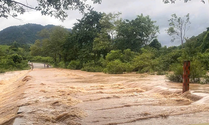 Tình trạng ngập lụt và chia cắt giao thông nghiêm trọng tại nhiều tuyến đường thuộc các xã miền núi Quảng Trị.