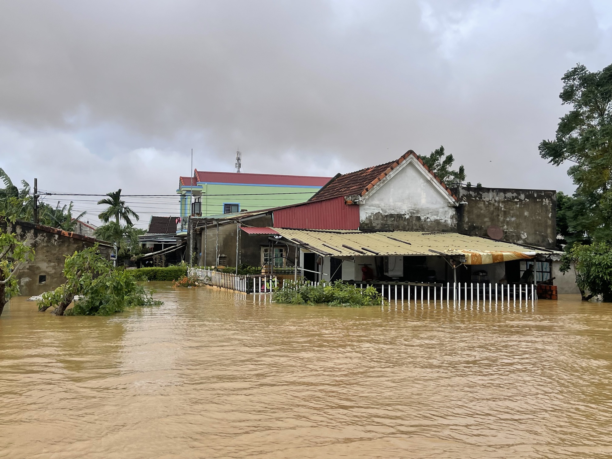 Hình ảnh nhiều ngôi nhà tại xã Lệ Thủy chìm trong biển nước do mưa lũ.