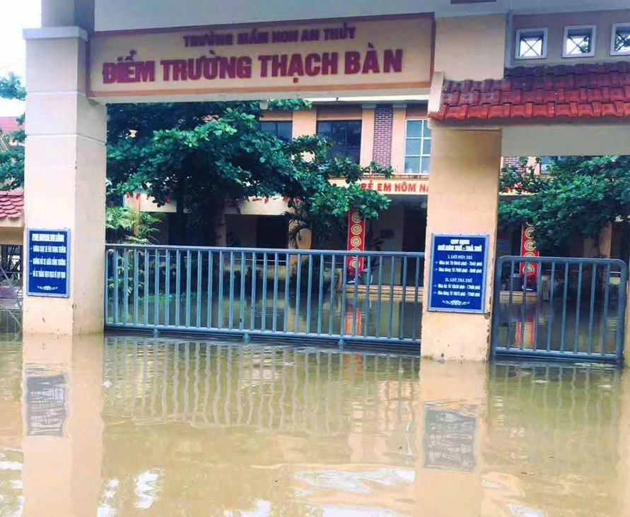 Nhiều trường học trên địa bàn ngập nước- Ảnh: N.H