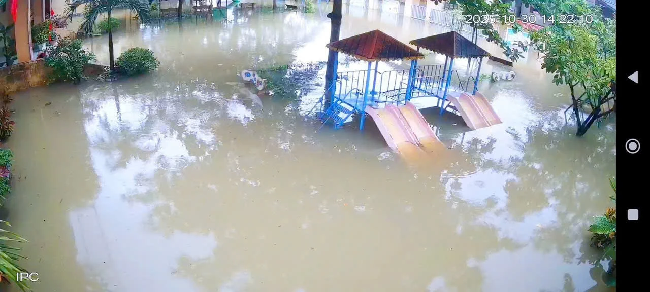 Nhiều trường học trên địa bàn ngập nước- Ảnh: N.H