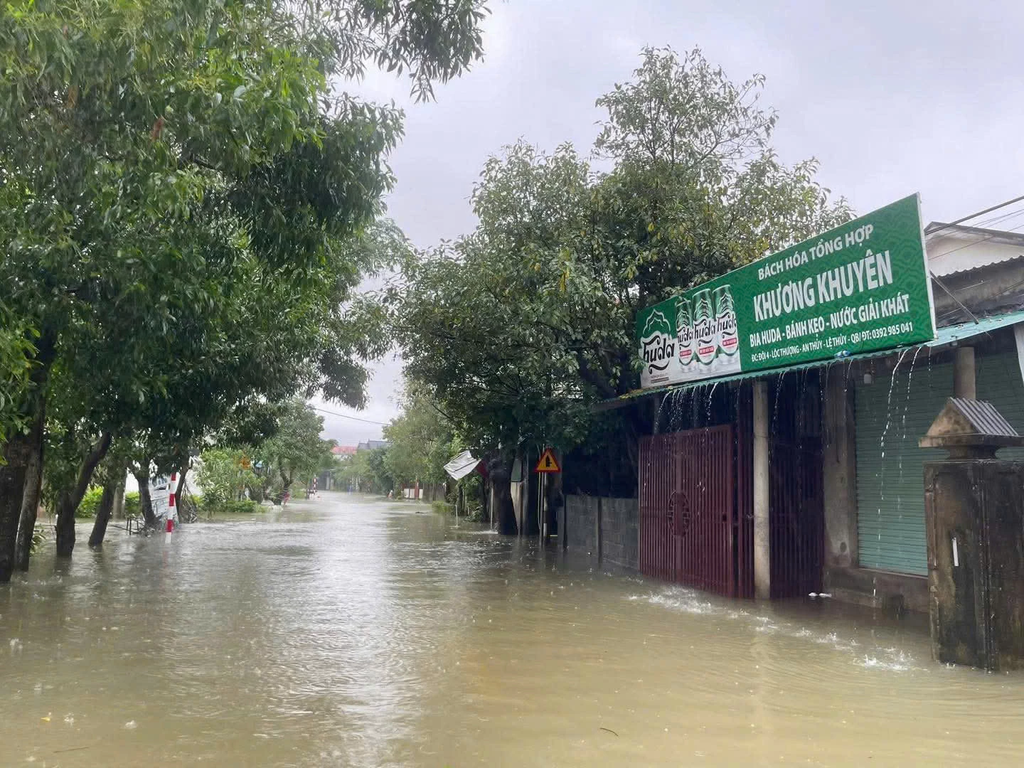 Các tuyến đường giao thông tại xã Lệ Thủy bị ngập lụt trong ngày 31/10/2025 - Ảnh: N.H