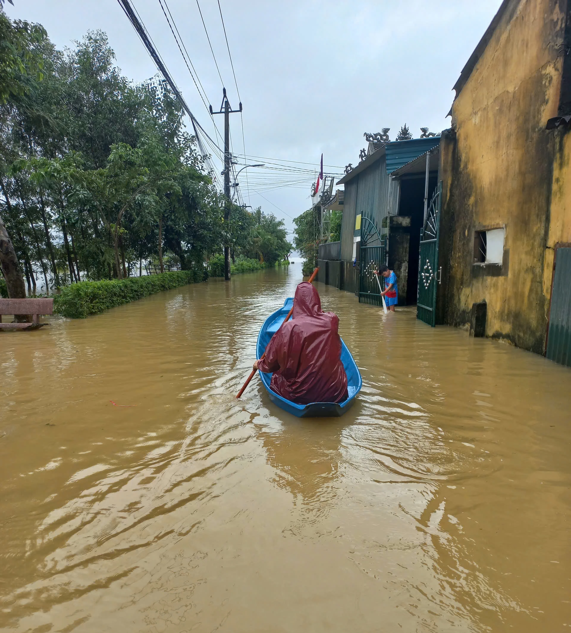 Các tuyến đường giao thông tại xã Lệ Thủy bị ngập lụt trong ngày 31/10/2025 - Ảnh: N.H