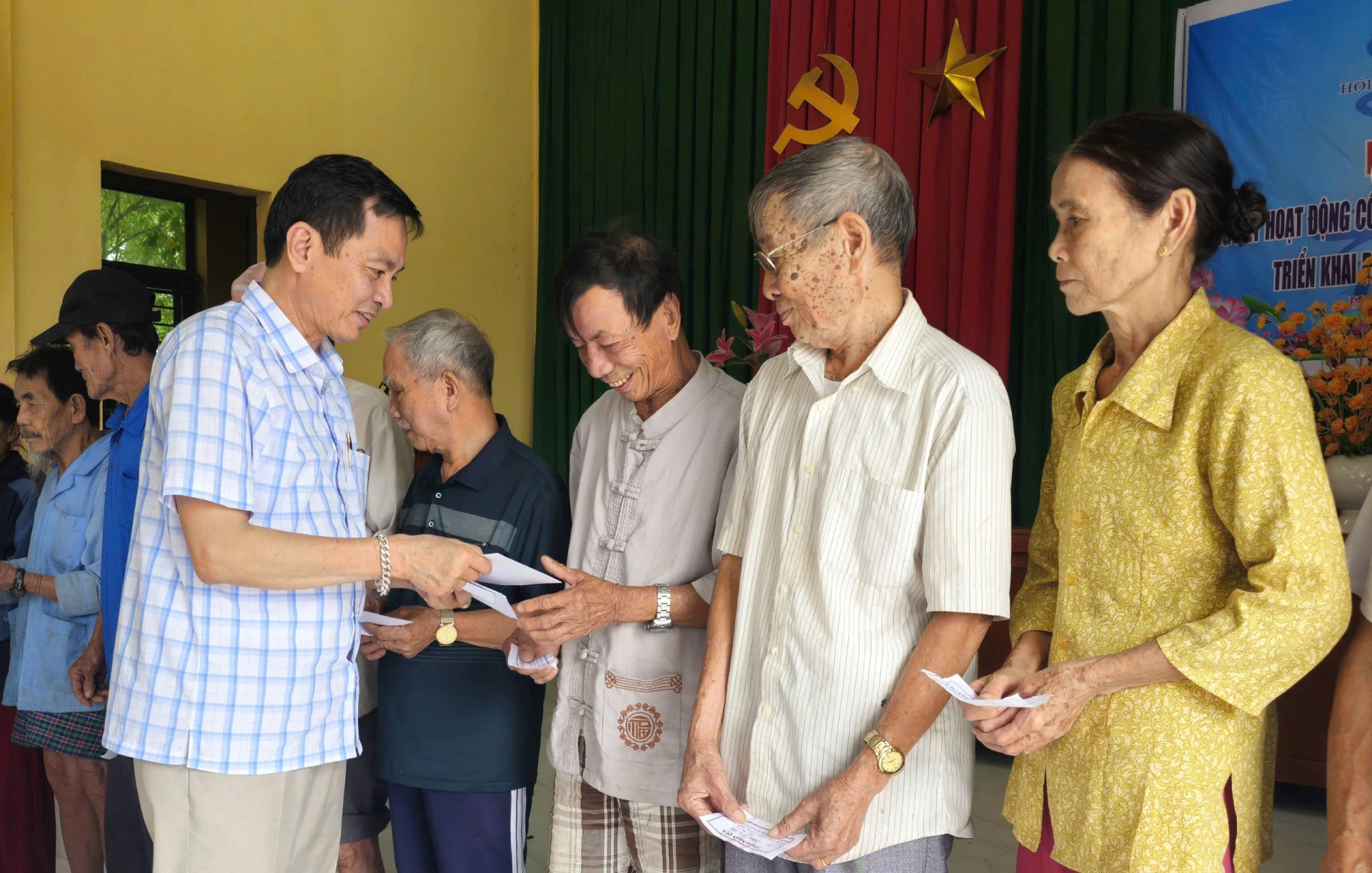 Lãnh đạo Văn phòng Đại diện Báo Nhân Dân tại Quảng Trị trao quà hỗ trợ người dân xã Nam Hải Lăng - Ảnh: L.T