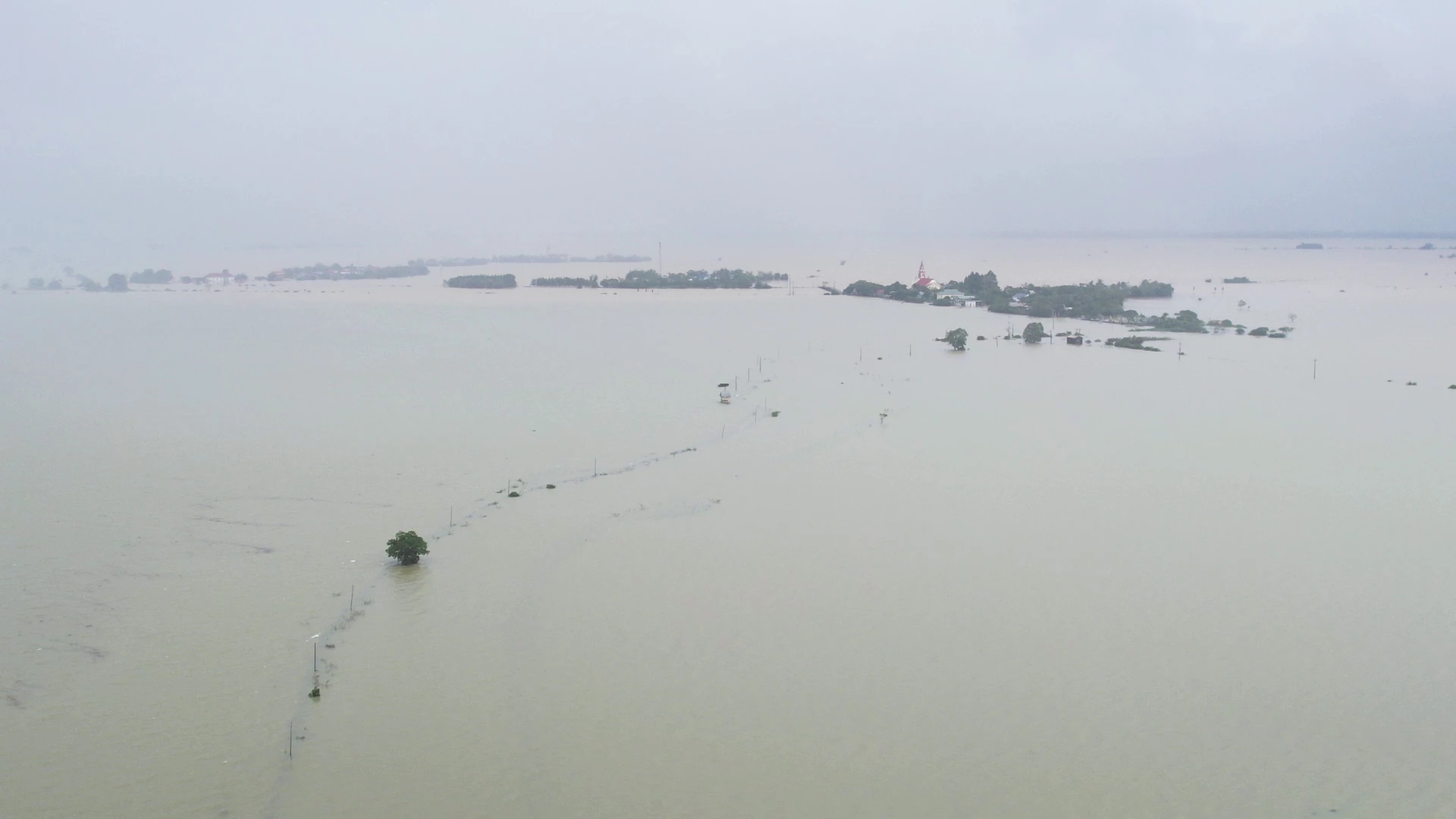 Các thôn ở vùng Càng xã Nam Hải Lăng bị ngập sâu từ 1-1,5m nhiều ngày qua - Ảnh: L.T