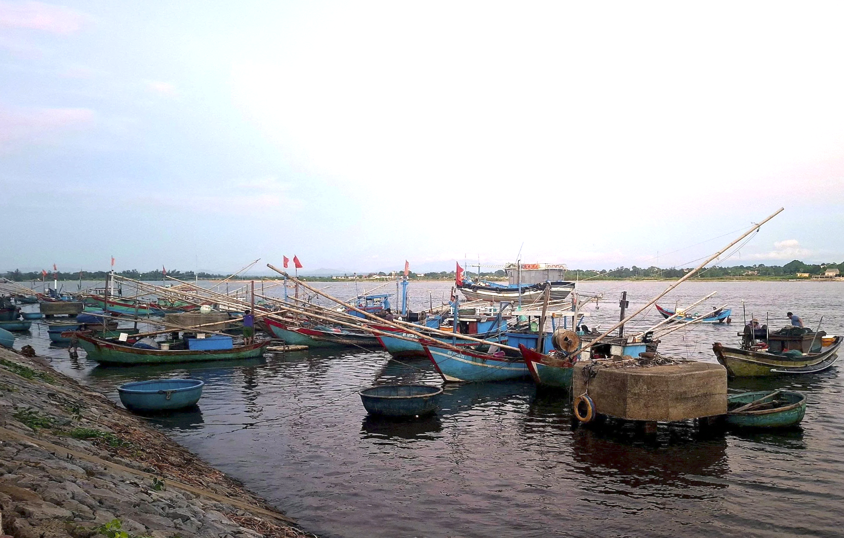 Bến thuyền thôn Cát Sơn, nơi ngư dân câu mực nhảy, mực nháy trở về sau chuyến biển - Ảnh: S.H