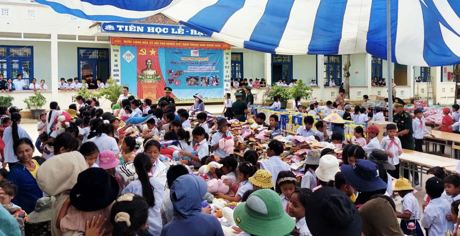 Đông đảo người dân, học sinh đến nhận quà tại chương trình - Ảnh: K.S