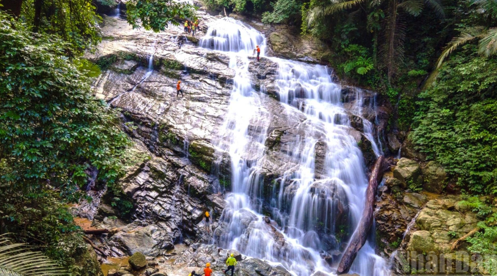 Vượt thác Dương Cầm ở phía tây nam Quảng Bình (cũ) nay là tỉnh Quảng Trị.