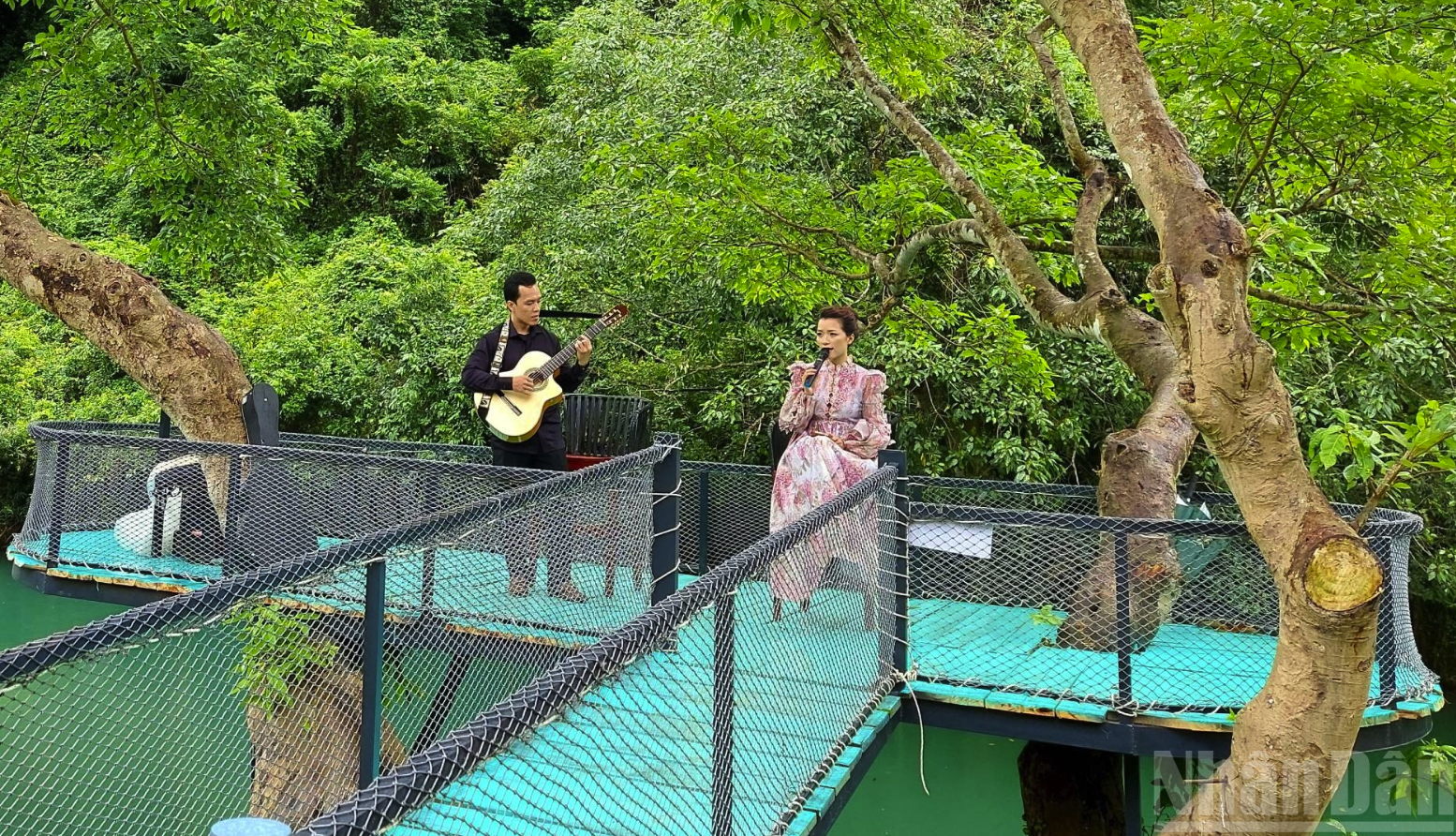 Hát bên bờ suối ở Khu du lịch Blue Diamond.