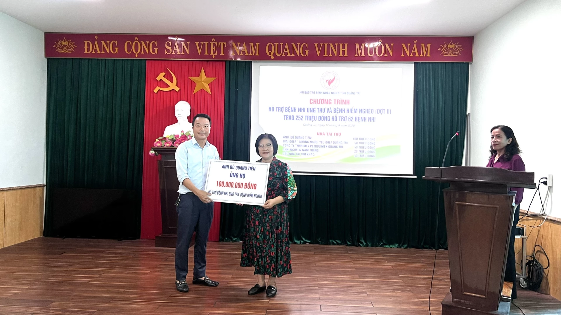 Mệnh thường quân trao số tiền ủng hộ đến các bệnh nhi ung thư và bệnh hiểm nghèo