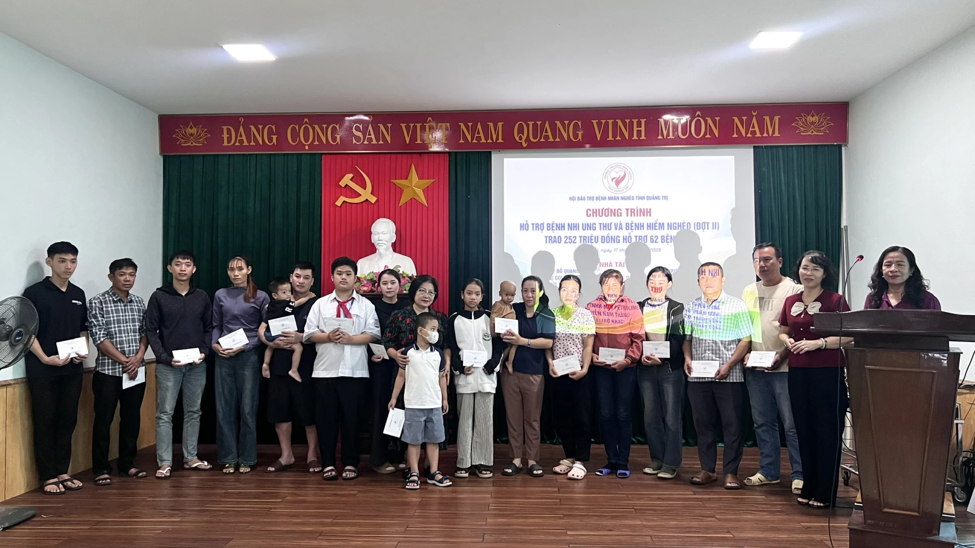 Bệnh nhi ung thư và bệnh hiểm nghèo trên địa bàn tỉnh được trao kinh phí hỗ trợ điều trị