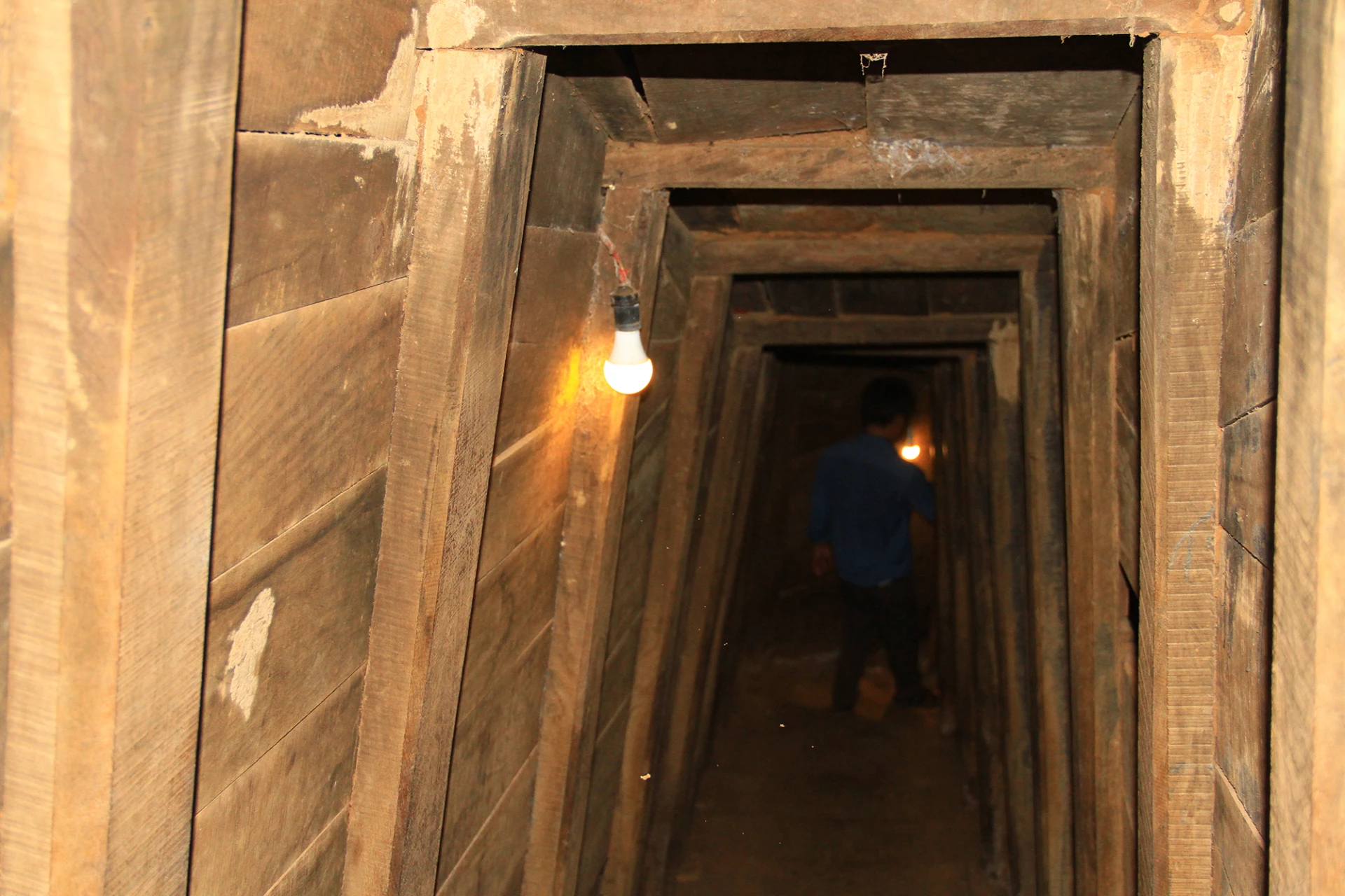 Gỗ trong hầm địa đạo lâu năm đã bị mối mọt cần nâng cấp - Ảnh: Q.H