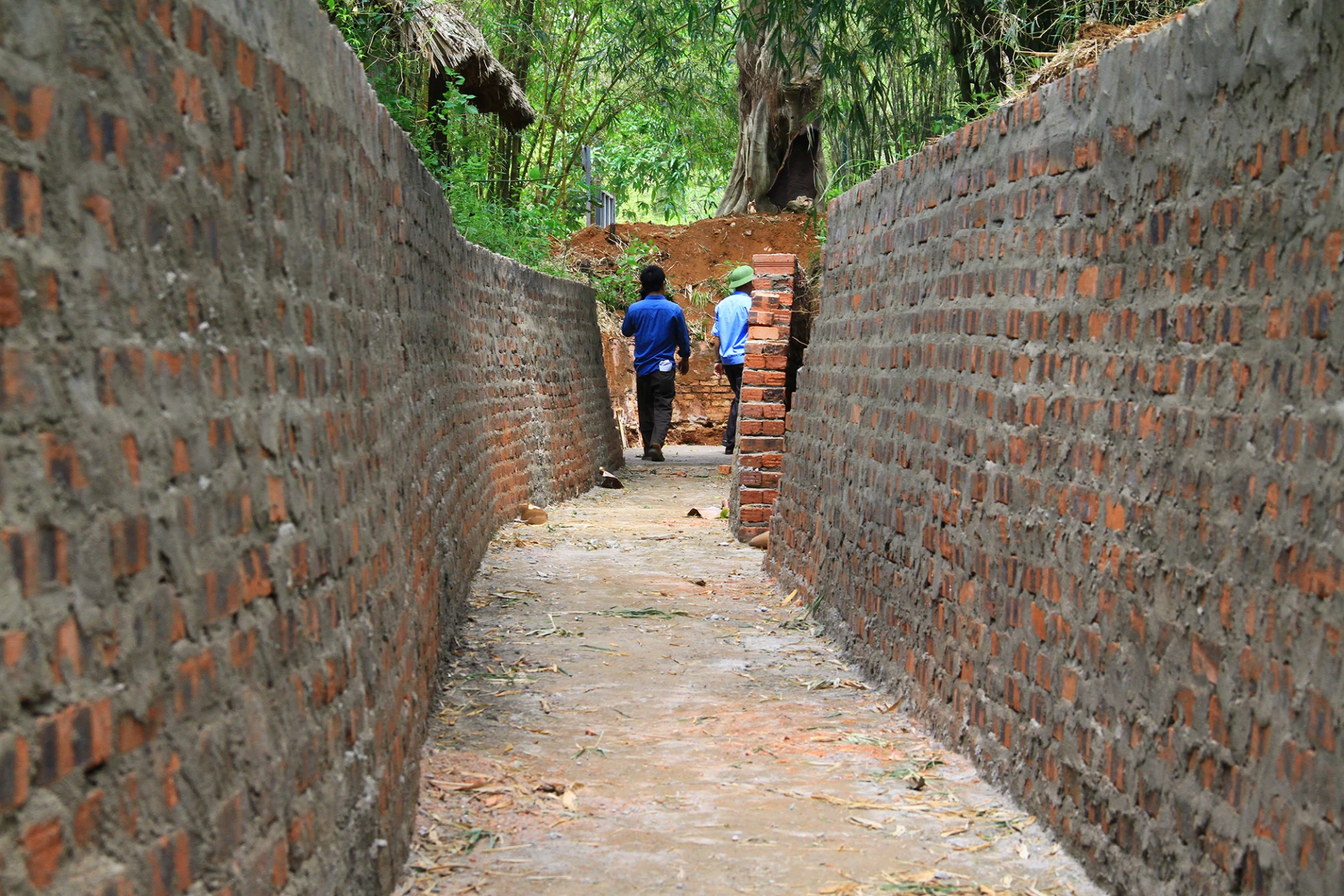 Sau khi hoàn thành tôn tạo di tích, du khách có thể đi bộ dưới giao thông hào như lịch sử - Ảnh: Q.H