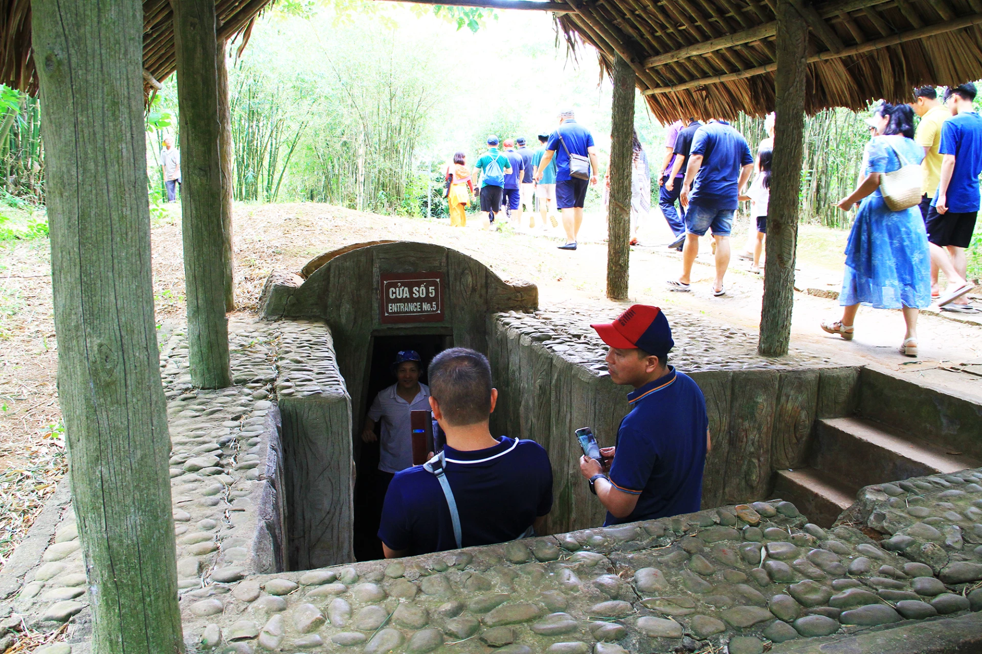 Du khách tham quan địa đạo Vịnh Mốc - Ảnh: Q.H