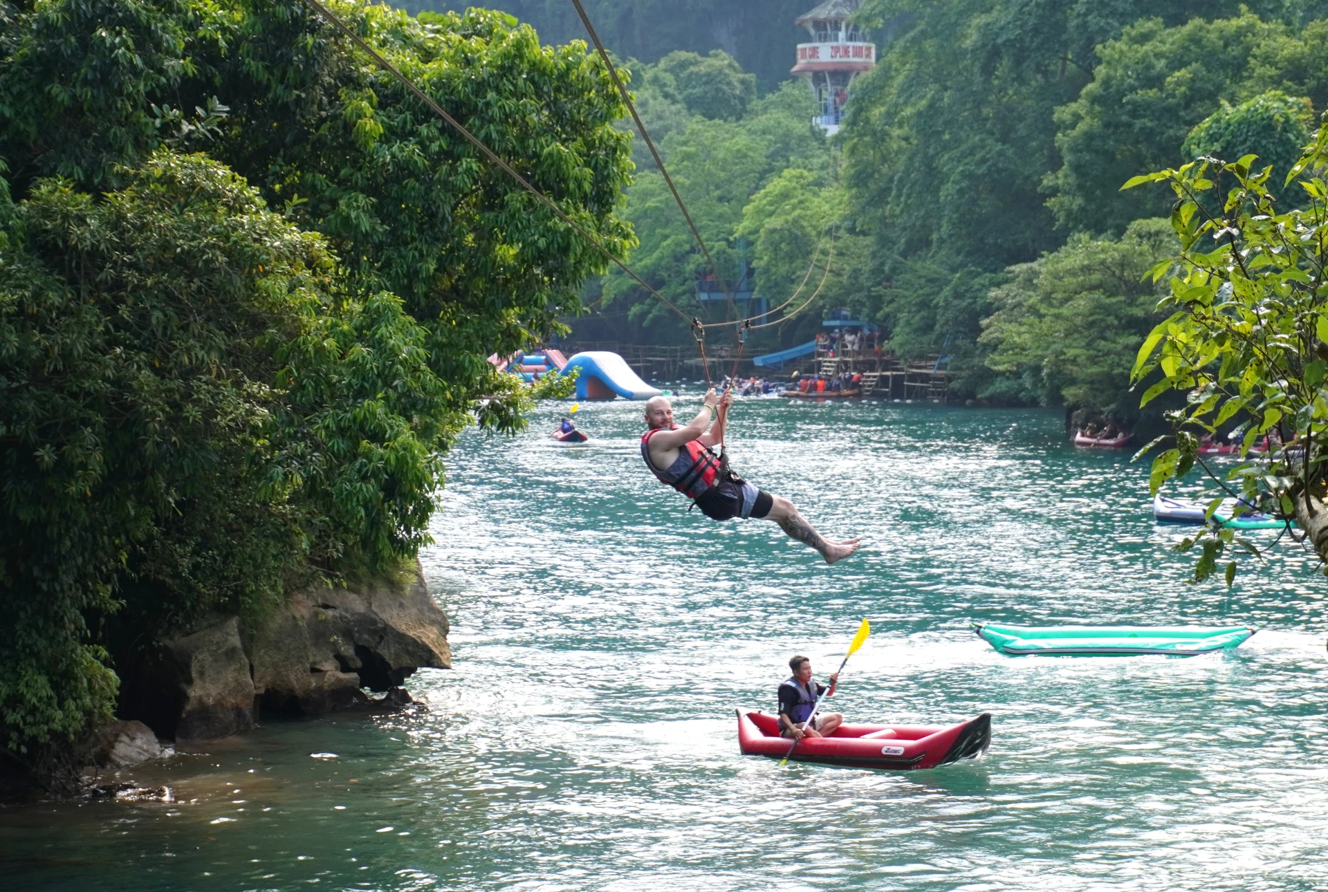Du khách quốc tế ấn tượng khi trải nghiệm đu dây zipline ở tuyến du lịch Sông Chày - Hang Tối 