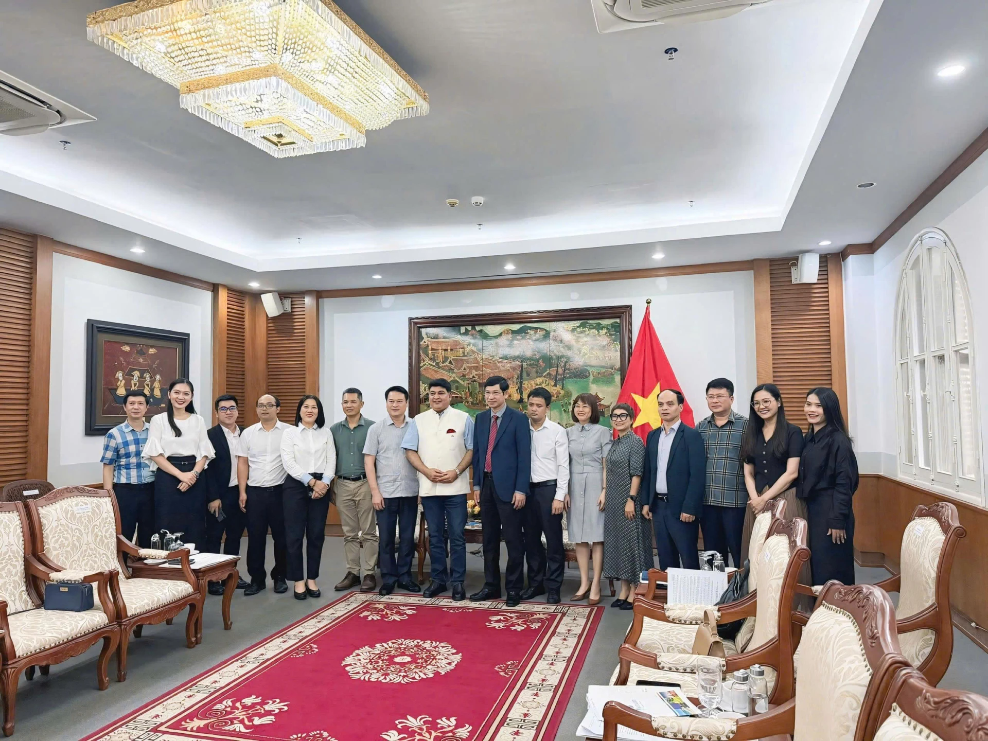 Thứ trưởng Bộ Văn hóa, Thể thao và Du lịch Hồ An Phong (đứng giữa) làm việc với đại diện đoàn làm phim “SILAA” -Ảnh: Thái An