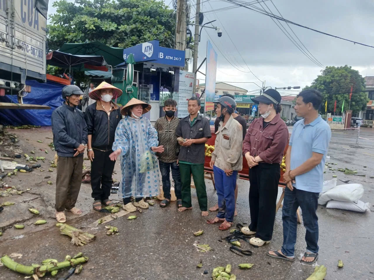 Hình ảnh các nhóm thiện nguyện trao hỗ trợ tài chính và kinh phí tang lễ cho thân nhân các nạn nhân tử vong trong vụ tai nạn thương tâm - Ảnh: Nhóm thiện nguyện cung cấp