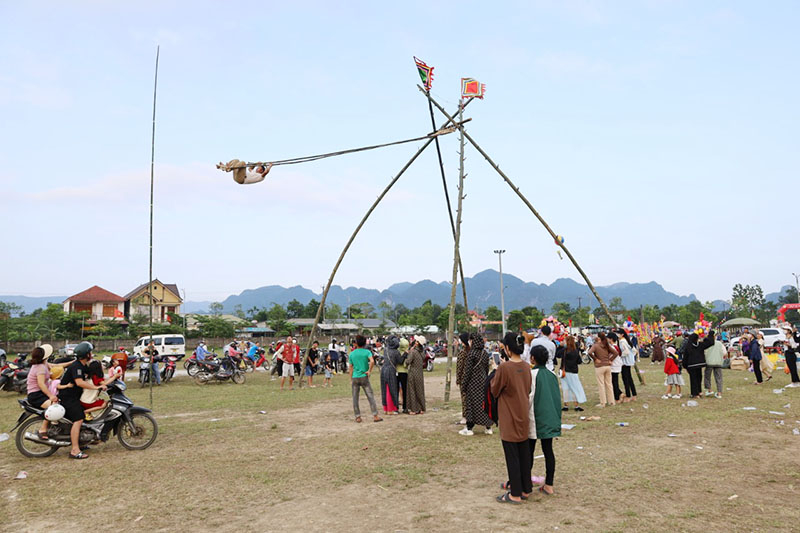 Các trò chơi dân gian tại hội rằm tháng ba.