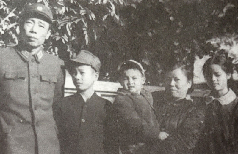 Gia đình thiếu tướng Hoàng Sâm.