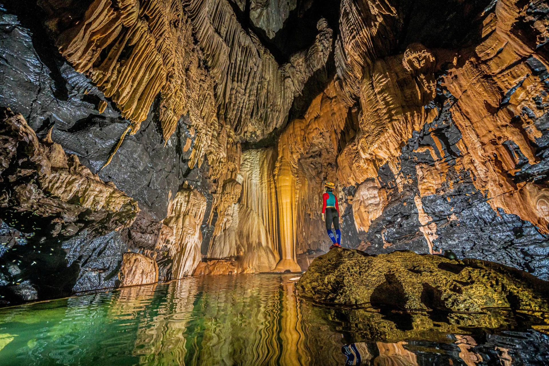 Du khách khám phá Hung Thoòng-một trong những địa điểm hấp dẫn thuộc Vườn Quốc gia Phong Nha-Kẻ Bàng - Ảnh: Jungle Boss
