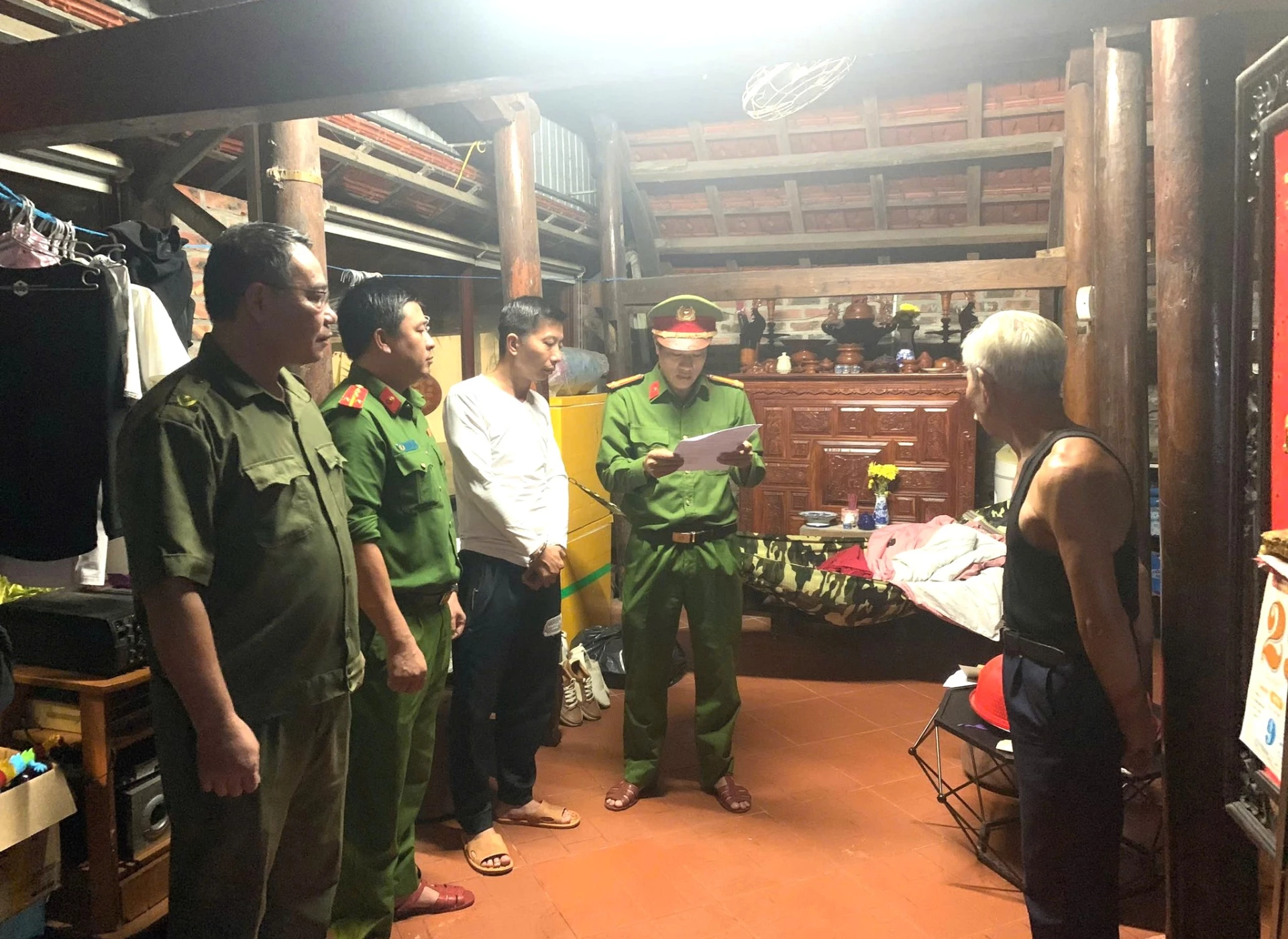 Lực lượng chức năng ra quyết định tạm giữ đối tượng Phan Duy Tân để phục vụ công tác điều tra - Ảnh: T.Đ