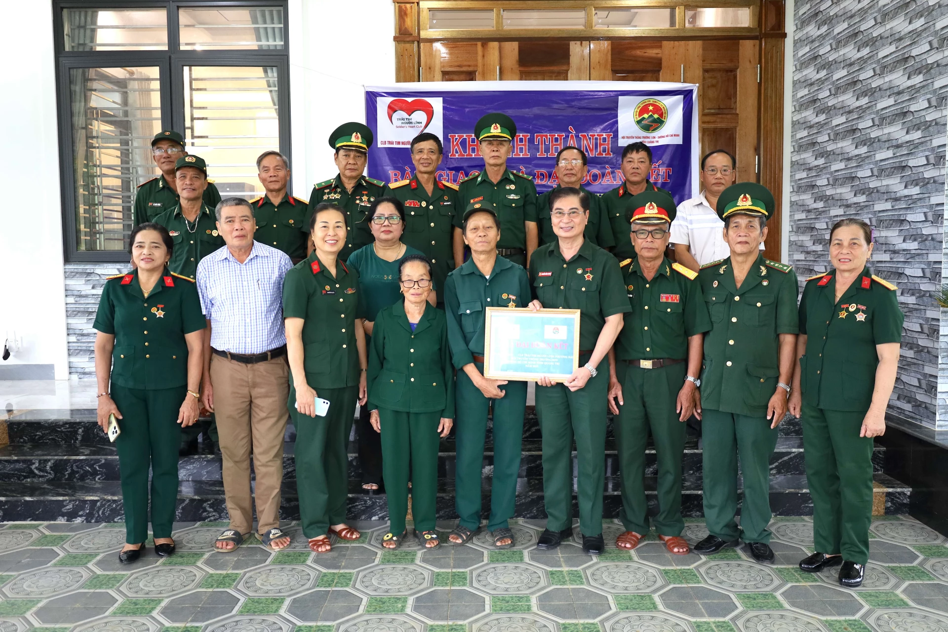 Bàn giao nhà Đại đoàn kết cho cựu chiến binh Cao Non Sông ở xã Kim Phú.