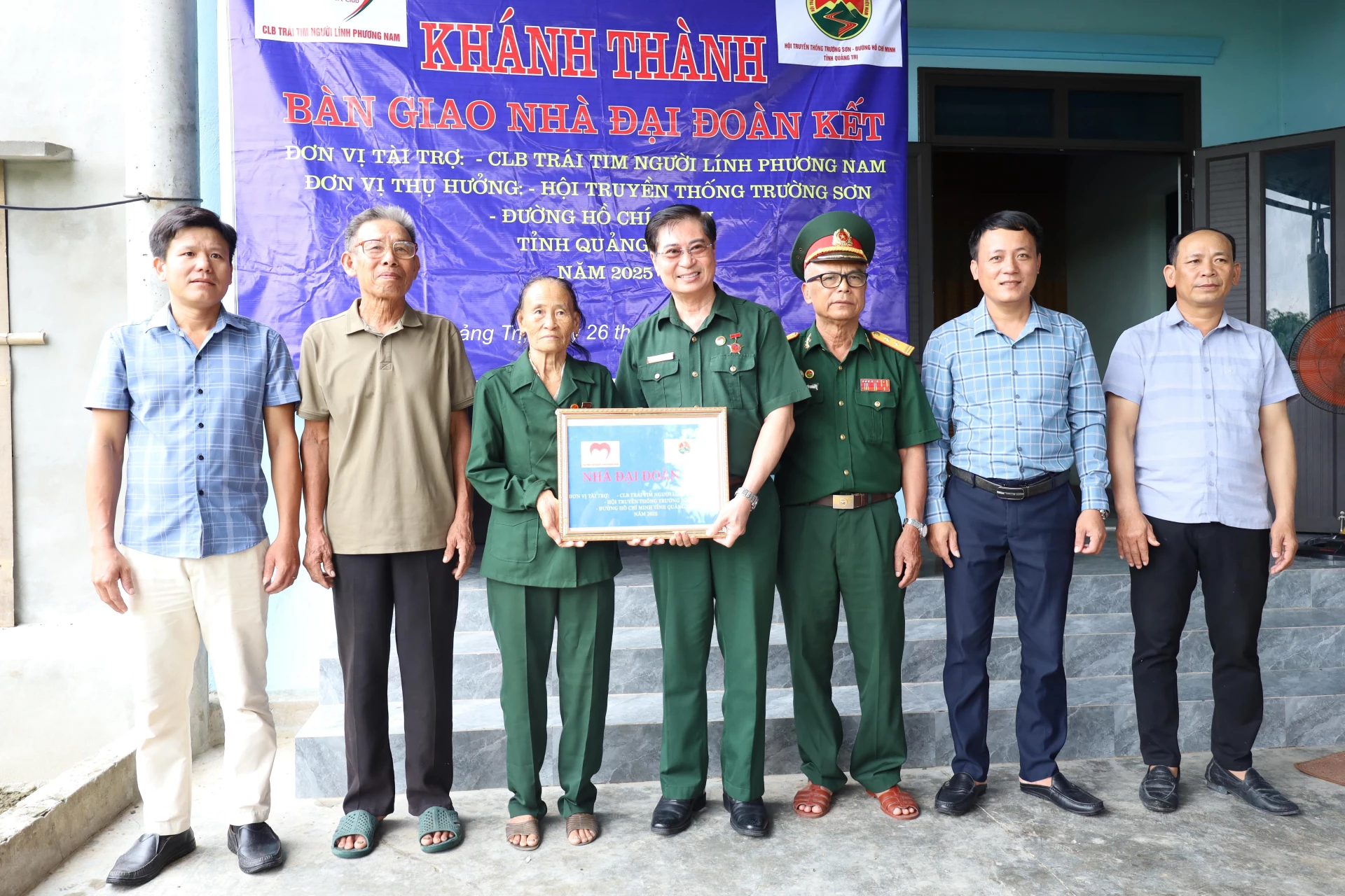 Bàn giao nhà Đại đoàn kết cho cựu chiến binh Phan Thị Lại ở xã Phú Trạch.