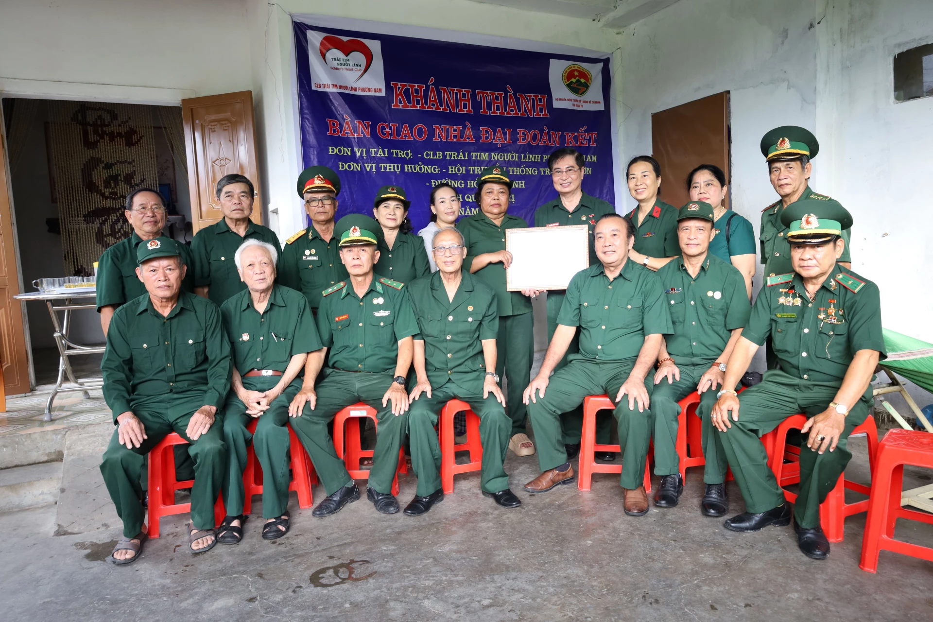 Bàn giao nhà Đại đoàn kết cho cựu chiến binh Trương Thị Vân ở xã Nam Ba Đồn