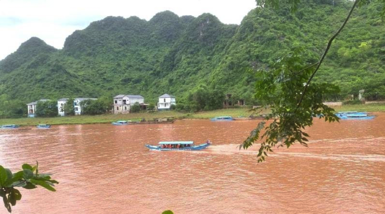 Thuyền chở khách tham quan động Phong Nha khi sông Son còn đỏ nặng màu phù sa sau bão số 5.