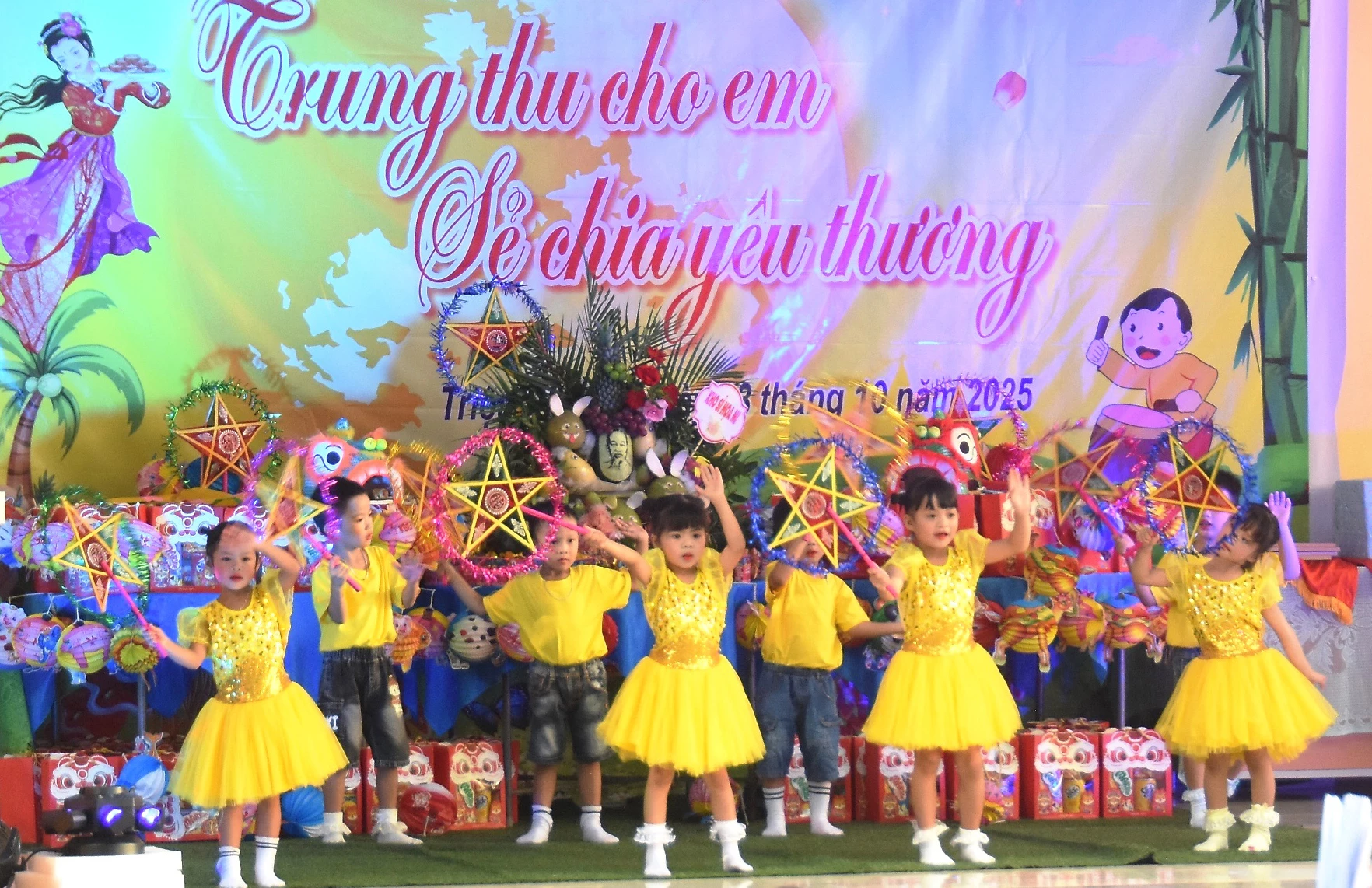 Các em thiếu nhi “ốc đảo” Trấm, xã Triệu Phong xem biểu diễn văn nghệ - Ảnh: Đ.V