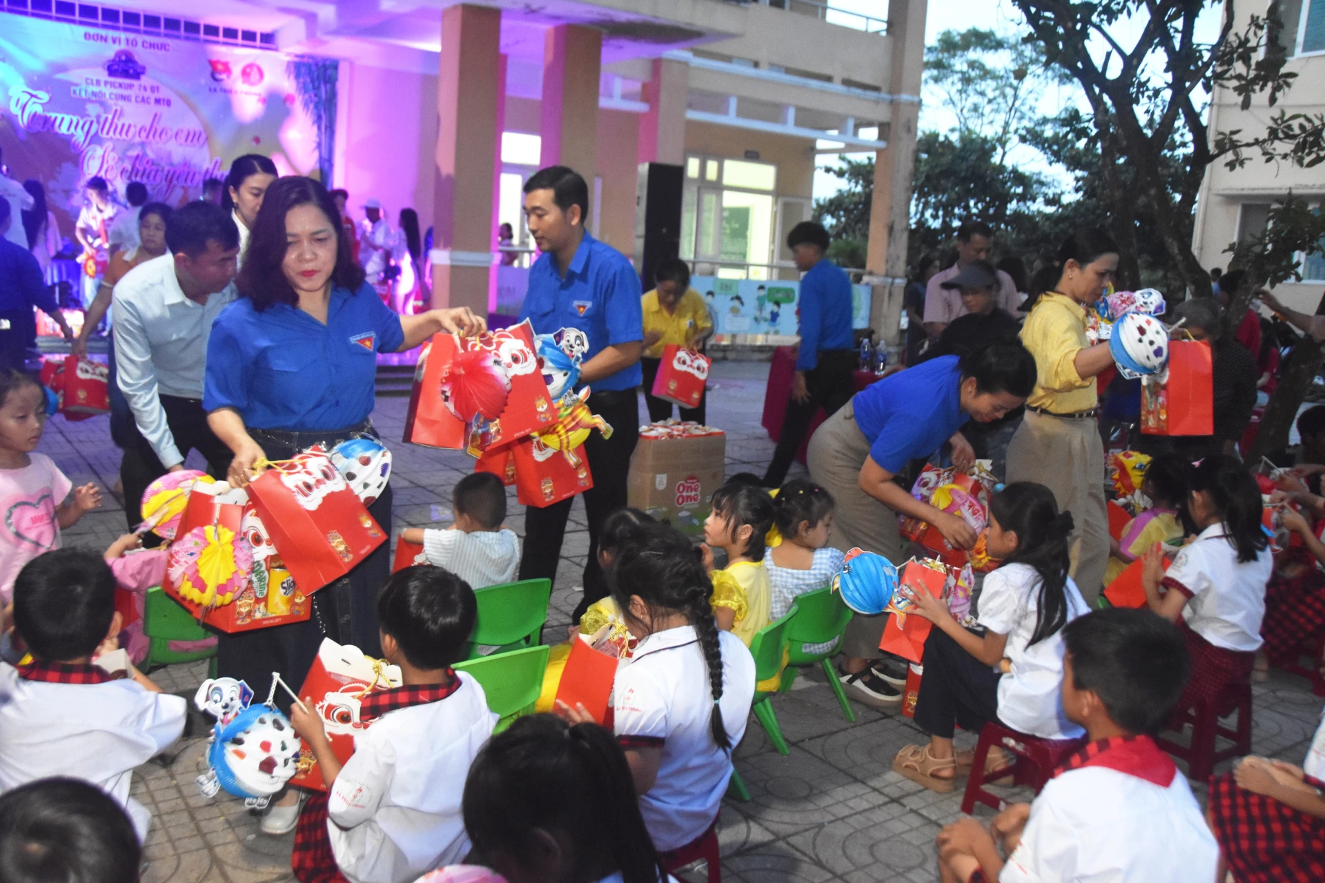 Các em thiếu nhi “ốc đảo” Trấm, xã Triệu Phong nhận lồng đèn, quà trung thu - Ảnh: Đ.V