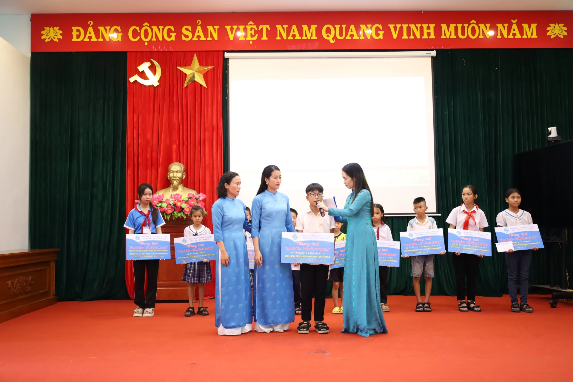 Các em học sinh được nhận đỡ đầu giao lưu với Hội Liên hiệp Phụ nữ xã Cam Hồng tại chương trình “Mẹ đỡ đầu - Kết nối yêu thương”. Ảnh: Quang Ngọc