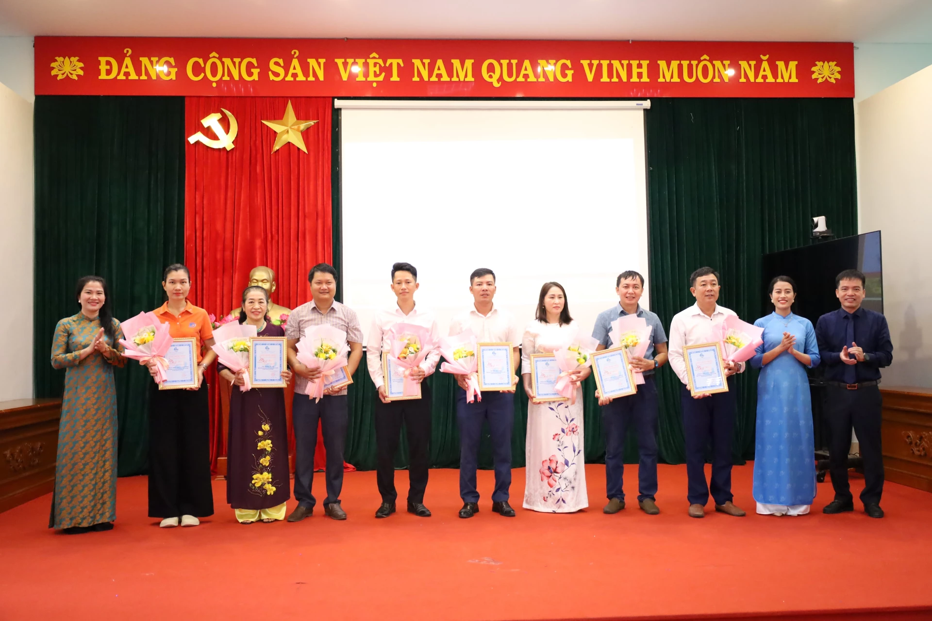 Hội Liên hiệp Phụ nữ xã Cam Hồng trao giấy chứng nhận tham gia chương trình Mẹ đỡ đầu - Kết nối yêu thương cho các mạnh thường quân. Ảnh: Quang Ngọc